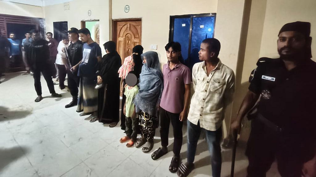টেকনাফে বাসা ভাড়া নিয়ে বসবাস, ৩৭ রোহিঙ্গা ও বাড়ির মালিক আটক