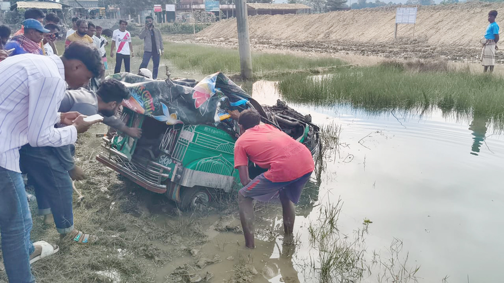 টেকনাফে ট্রাকের ধাক্কায় খাদে অটোরিকশা, চালকসহ নিহত ২