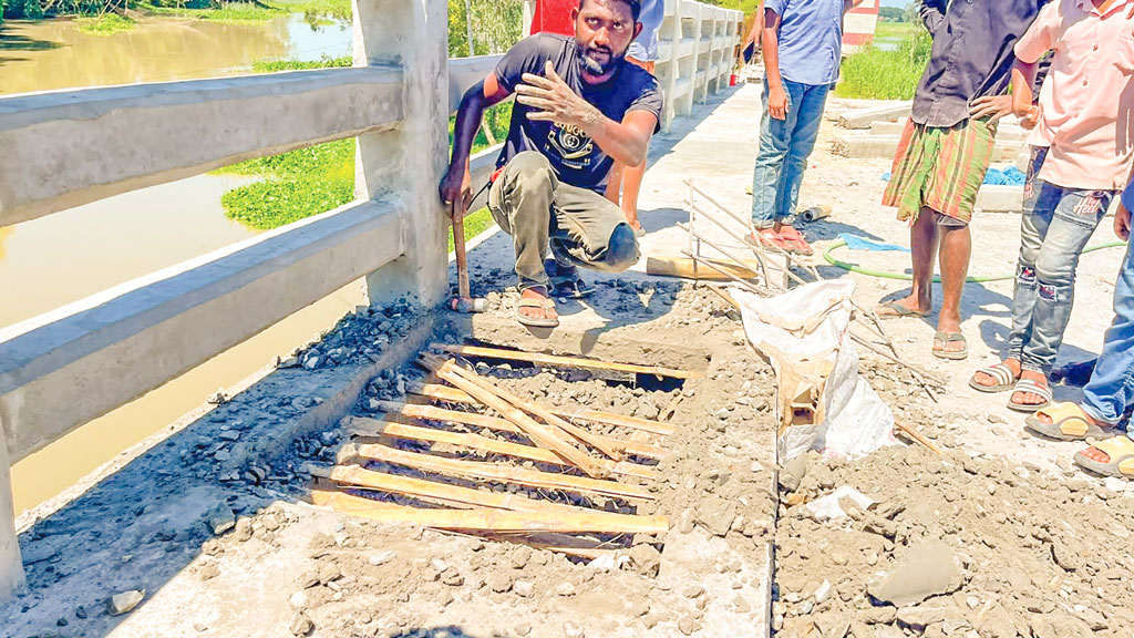 টাঙ্গাইলের বাসাইল: ১০ কোটির সেতুতে রডের বদলে বাঁশ