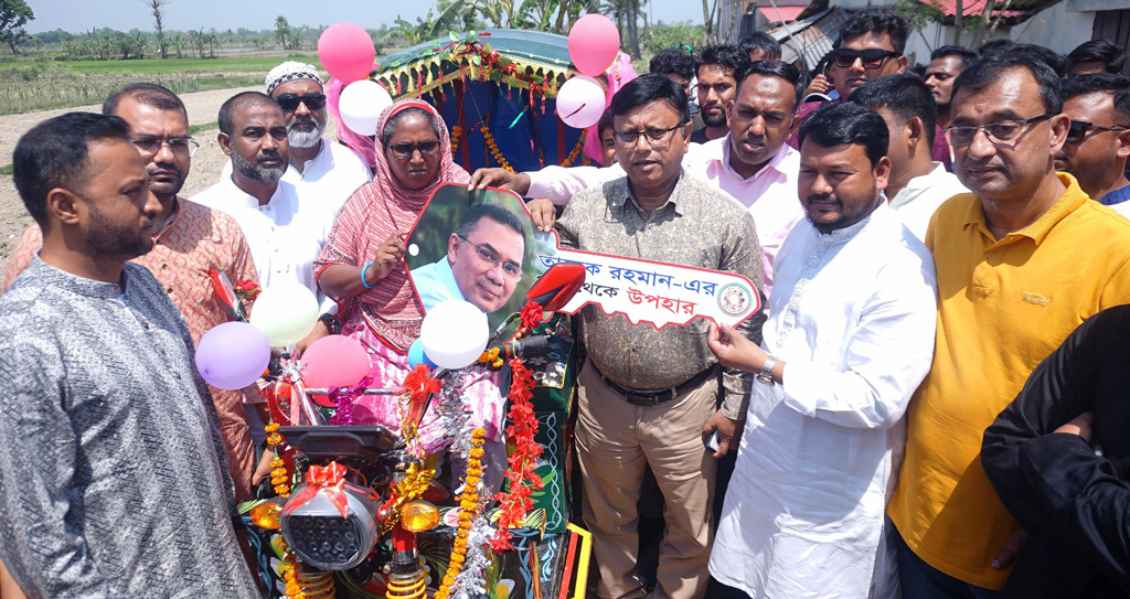 প্রধানমন্ত্রীর উপহারের অটোরিকশা পেয়ে খুশি টুলি বেগম