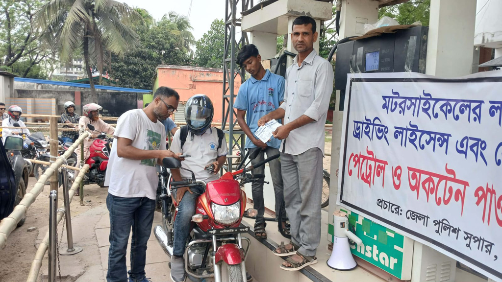 নওগাঁয় ফুয়েল অ্যাপে তেল বিক্রি, গ্রাহকদের মিশ্র প্রতিক্রিয়া