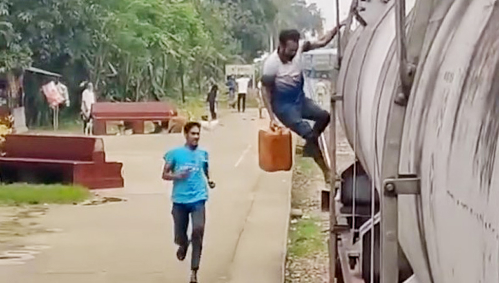 রাজশাহীতে চলন্ত ট্রেন থেকে তেল চুরি, তদন্ত কমিটি গঠন