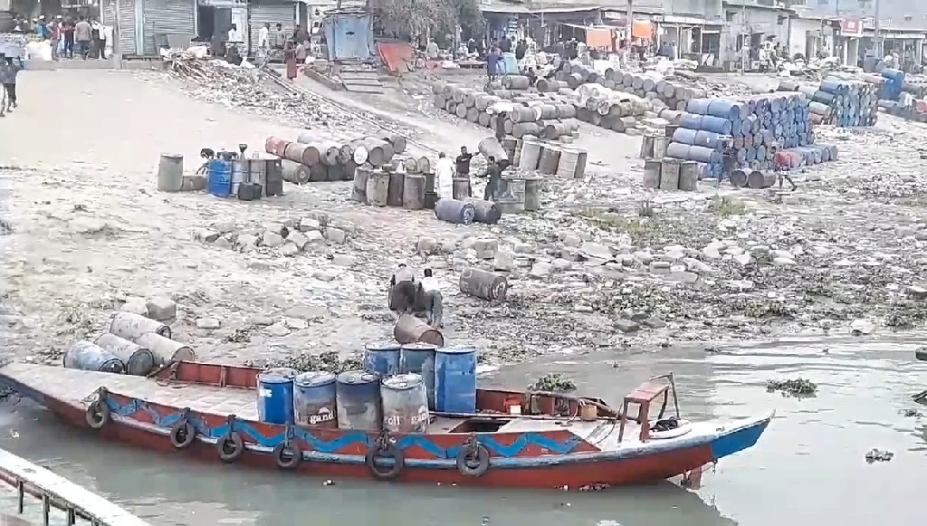 মেঘনা নদীতে সক্রিয় জ্বালানি তেল পাচারকারী চক্র, রাজস্ব বঞ্চিত সরকার