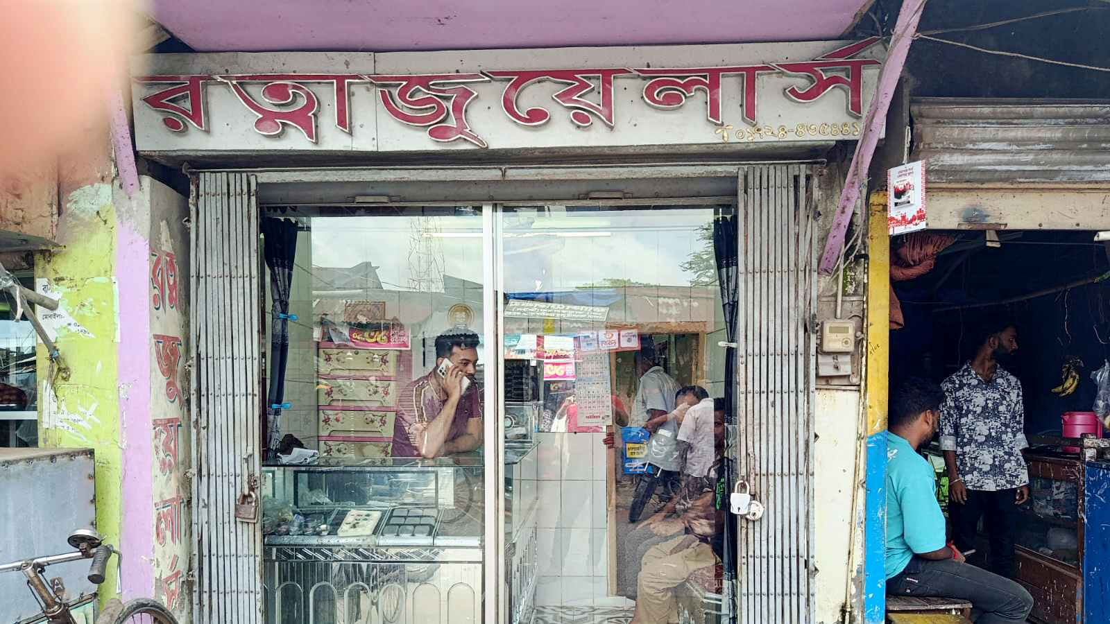 তালায় সোনার দোকানের দেয়াল ভেঙে চুরি