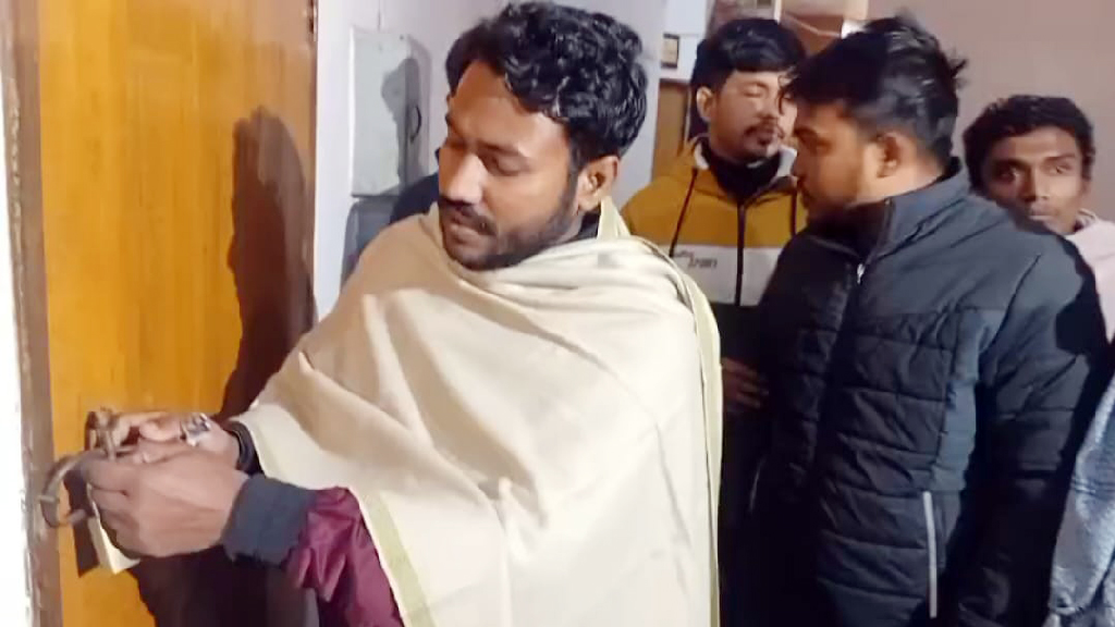 রাবিতে আওয়ামীপন্থী ৬ ডিনের পদত্যাগের দাবিতে চেম্বারে তালা