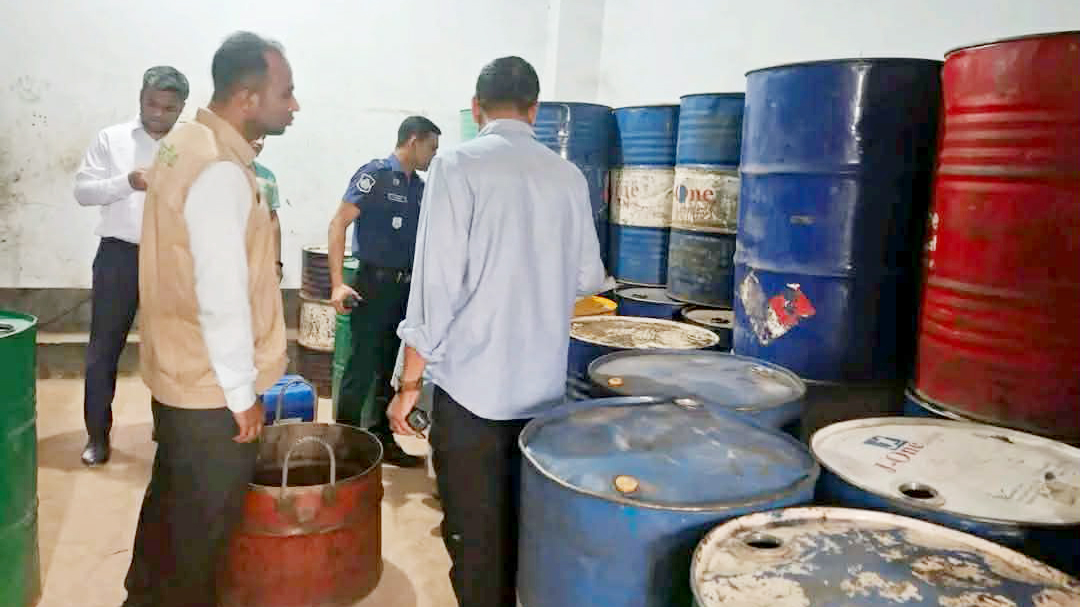 মোটরসাইকেলচালকদের মহাসড়ক অবরোধ, দোকানে মিলল ১২ ড্রাম তেল
