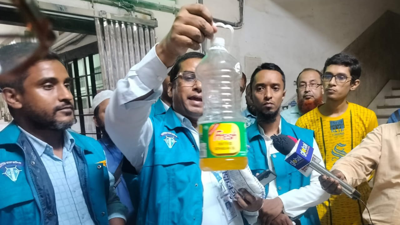 যশোর হাসপাতালের স্টোররুম থেকে রান্নাঘর পর্যন্ত নানা অনিয়মের প্রমাণ পেল দুদক