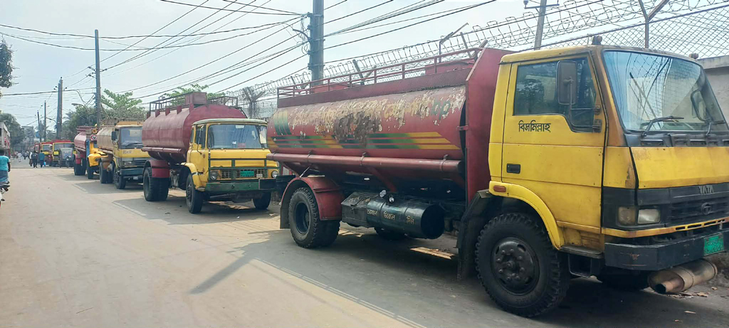 খুলনায় ডিপো থেকে তেল উত্তোলন শুরু