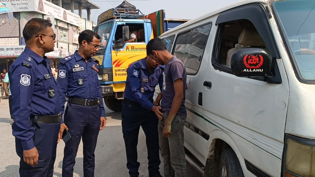 হিলি স্থলবন্দরে পুলিশের টহল জোরদার, আমদানি-রপ্তানি স্বাভাবিক