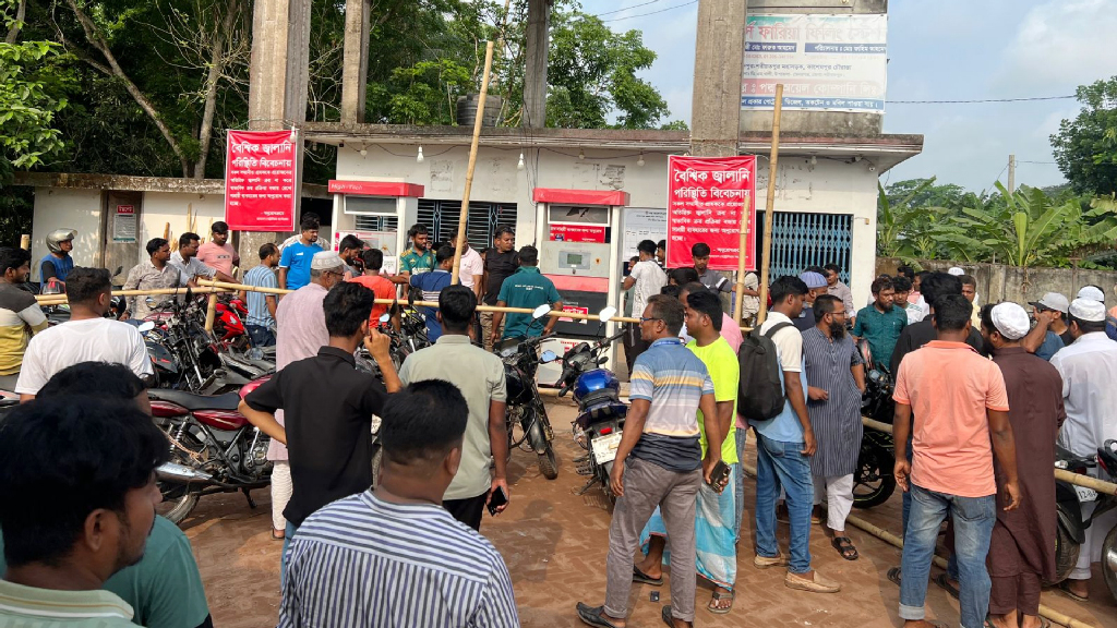 পাম্পে ড্রামে করে তেল বিক্রির ভিডিও করায় সাংবাদিকের ওপর হামলা