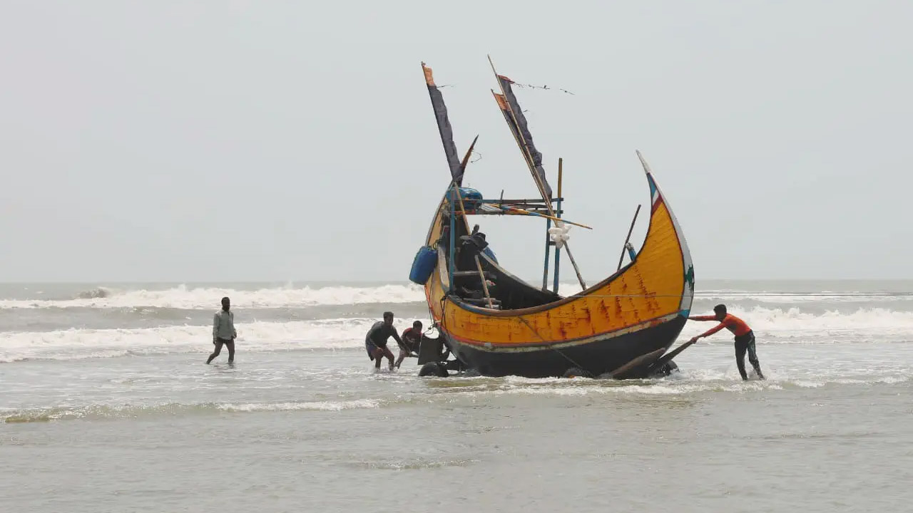 দুই ট্রলারসহ ৬ মাঝিমাল্লাকে ধরে নিয়ে গেছে আরাকান আর্মি