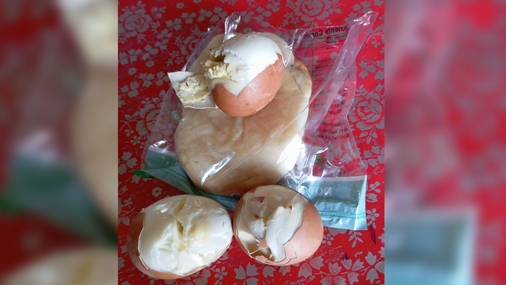 বরগুনায় স্কুল ফিডিং প্রকল্পে কাঁচা কলা–পচা ডিম