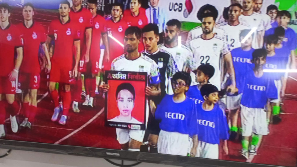 বাংলাদেশ অধিনায়কের হাতে যে কারণে ‘তামিম নিখোঁজ’ প্ল্যাকার্ড