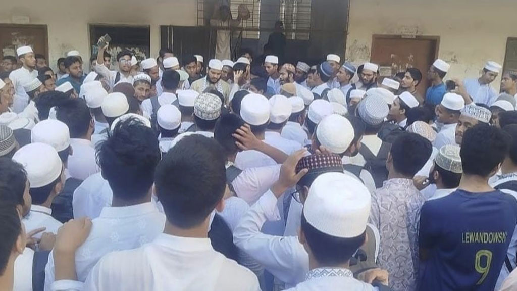 শিক্ষার্থীদের মারধর করায় টঙ্গীর তা’মীরুল মিল্লাতে তিন শিক্ষক ‘বরখাস্ত’, একজনের জন্য বিক্ষোভ