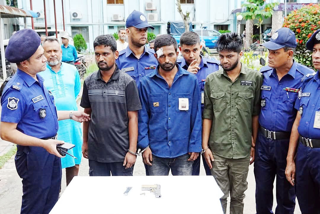 কুমিল্লায় ৭০ মামলার ৩ আসামি অস্ত্রসহ গ্রেপ্তার
