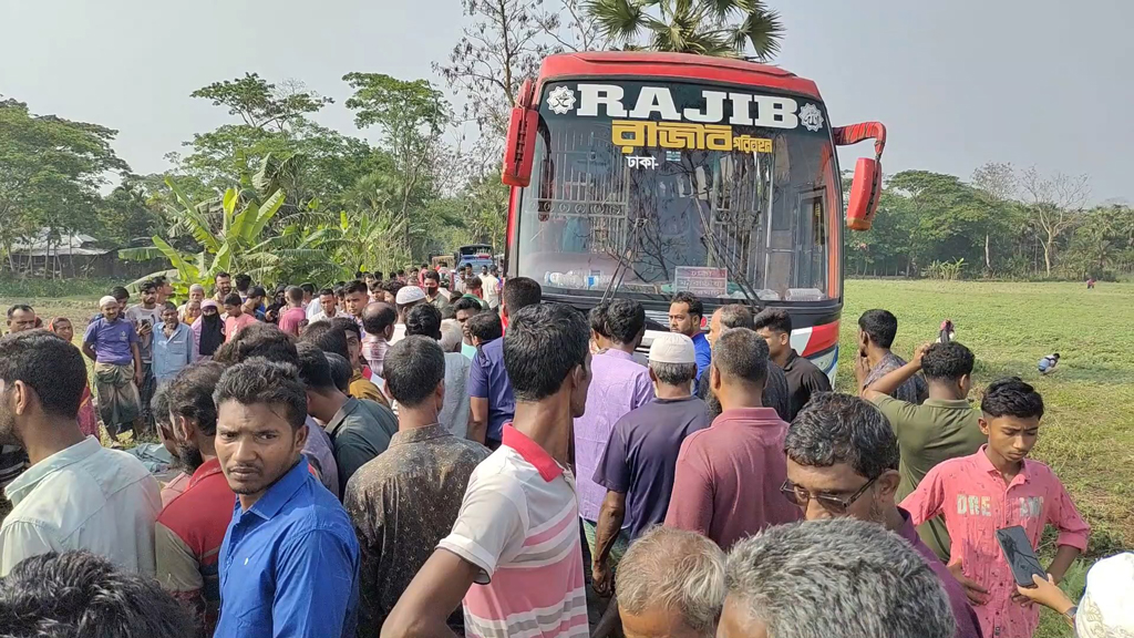 মোটরসাইকেল আরোহী ৩ ভাই বাসচাপায় নিহত। ছবি: সংগৃহীত
