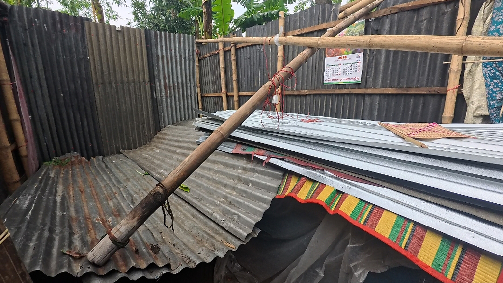 কালবৈশাখীতে ঘর বিধ্বস্ত, ভিজে নষ্ট এসএসসি পরীক্ষার্থীসহ তিন বোনের বইপত্র