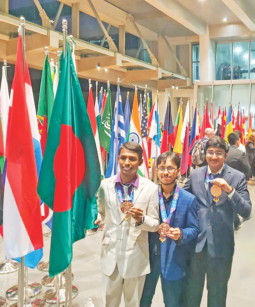 তিন ব্রোঞ্জ পদক বিজয়ী আরিজ আনাস, ফারাবিদ বিন ফয়সাল ও হা-মীম রহমান (বাঁ থেকে)। ছবি: সংগৃহীত
