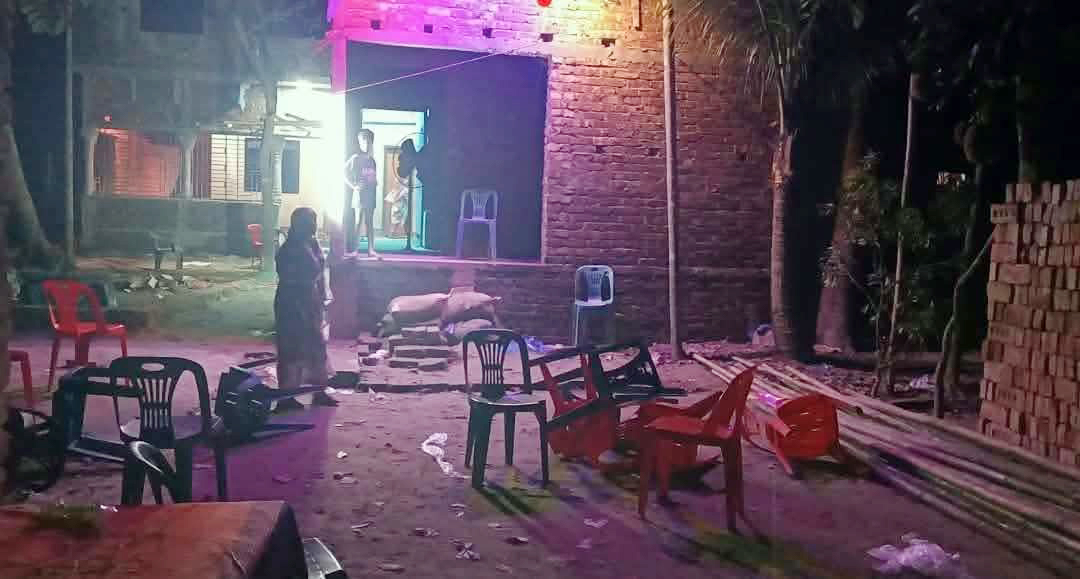 বিয়েবাড়িতে তাণ্ডব: মোটরসাইকেল সরানো নিয়ে তর্কে ঝরল রক্ত, চলল লুটপাট