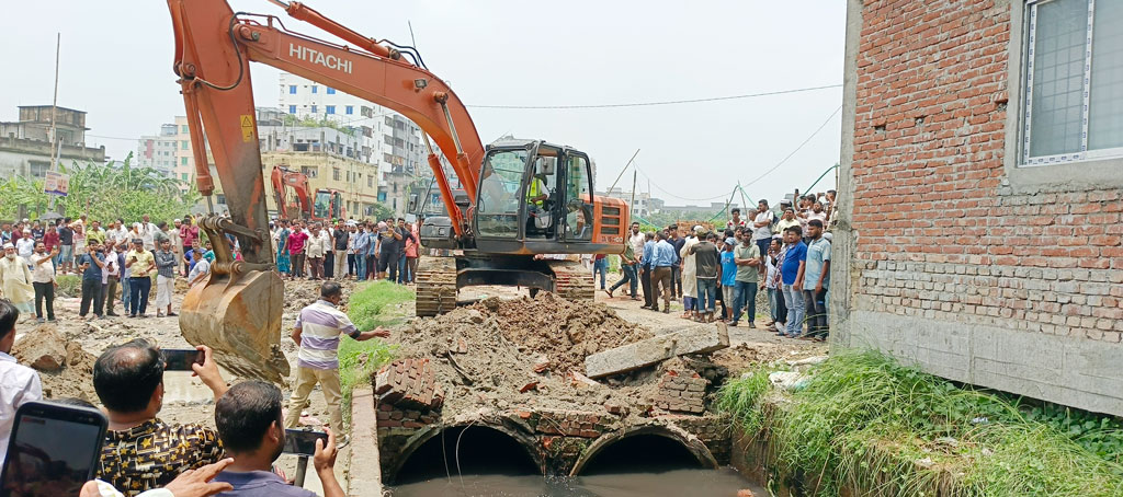 টঙ্গীতে পয়োনালা দখলমুক্ত করল সিটি করপোরেশন