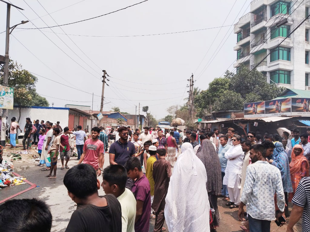 গাজীপুরের টঙ্গীতে প্লাস্টিক গুদামে আগুন লাগলে ফায়ার সার্ভিসের কর্মীরা আগুন নিয়ন্ত্রণে কাজ করেন। এ সময় সড়কে যান চলাচল বন্ধ হয়ে যায়। ছবি: আজকের পত্রিকা