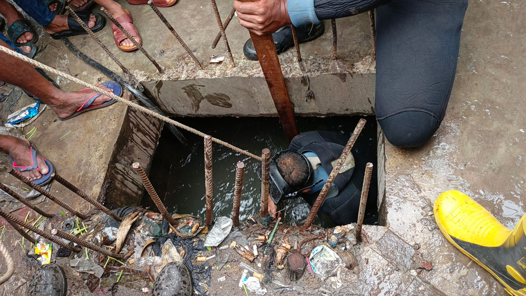 ঢাকনাবিহীন ম্যানহোল: সেই নারীর খোঁজ এখনো মেলেনি