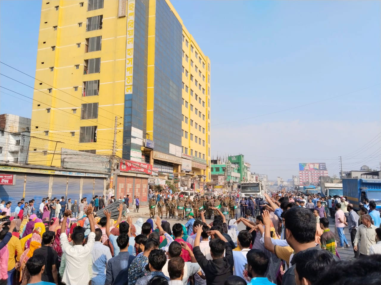 টঙ্গীতে কারখানা বন্ধের নোটিশ, মহাসড়ক অবরোধ করে শ্রমিকদের বিক্ষোভ