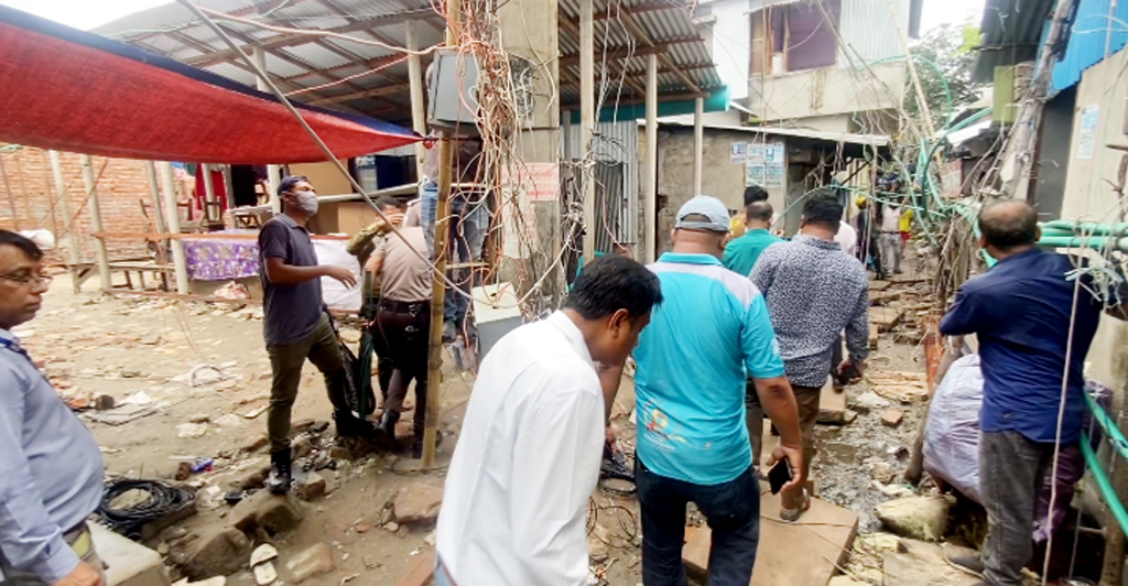 টঙ্গীর হাজীর মাজার বস্তিতে মাদকবিরোধী অভিযান, ৩০০ কক্ষের বিদ্যুৎ ও ইন্টারনেট সংযোগ বিচ্ছিন্ন
