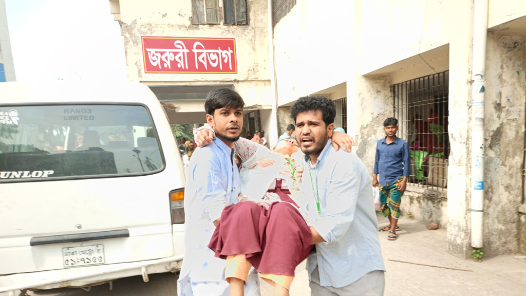 টঙ্গীতে ভূমিকম্পে কারখানা থেকে বের হতে গিয়ে আহত অন্তত ২০০