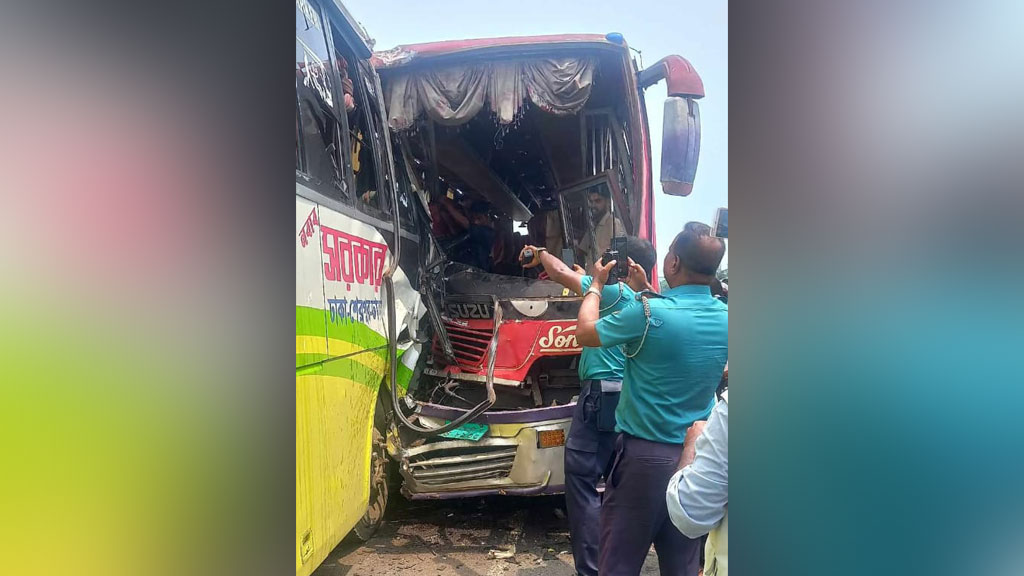 টঙ্গী উড়াল সেতুতে ২টি বাসের মুখোমুখি সংঘর্ষ, আহত ৩০