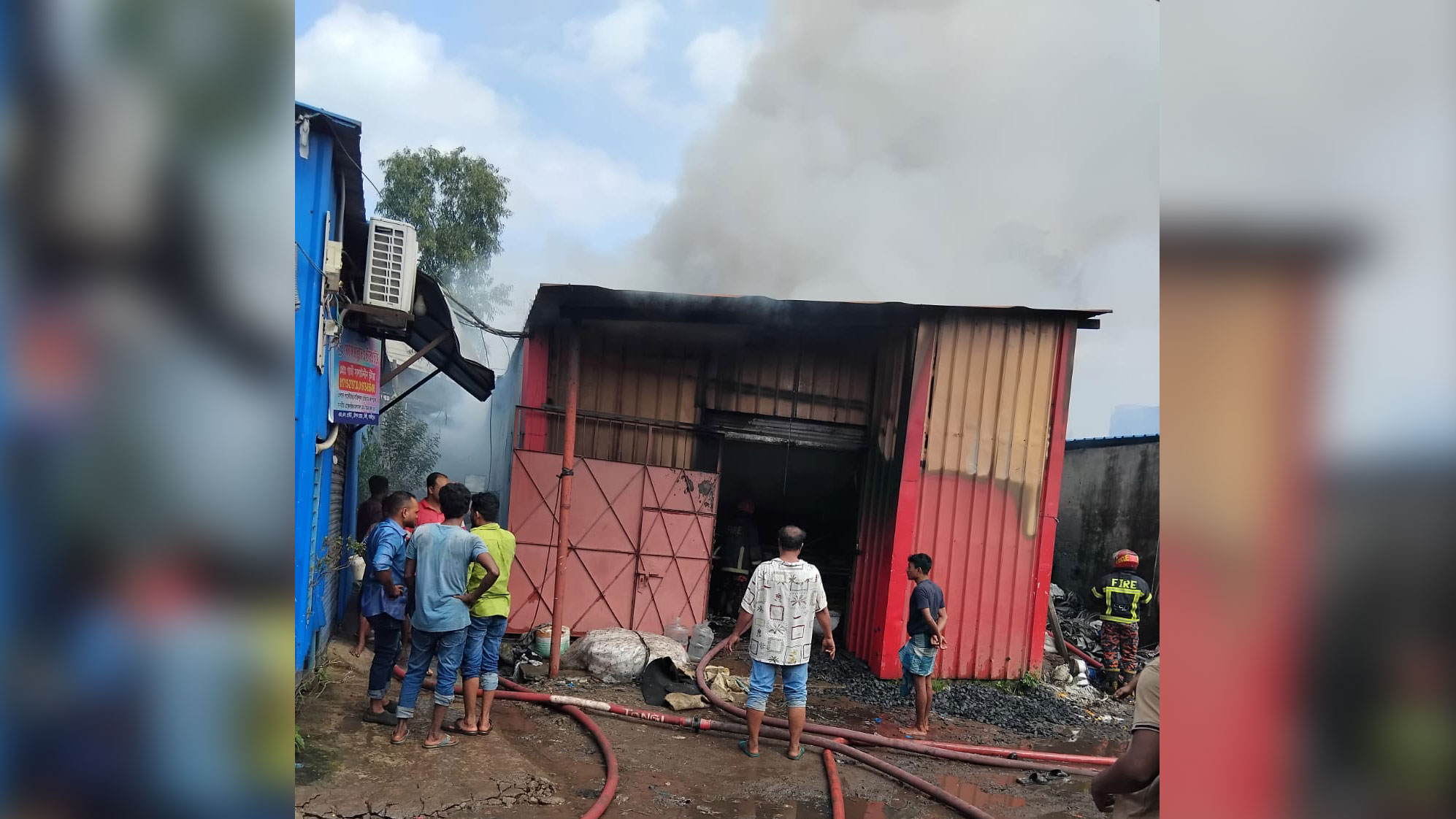 টঙ্গীতে কাপড়ের কারখানায় অগ্নিকাণ্ড, নিয়ন্ত্রণে ফায়ার সার্ভিসের ৩ ইউনিট