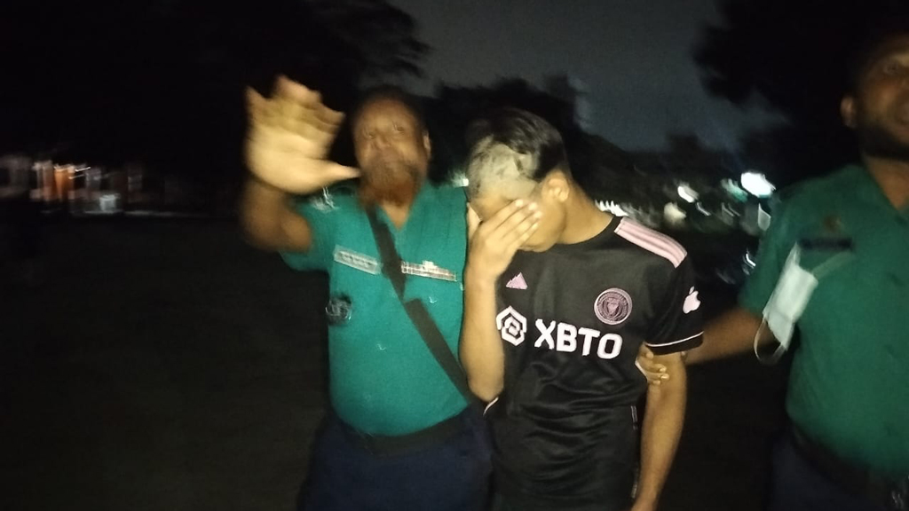 গণ-অভ্যুত্থান নিয়ে আপত্তিকর পোস্ট, শিক্ষার্থীর চুল কেটে থানায় হস্তান্তর