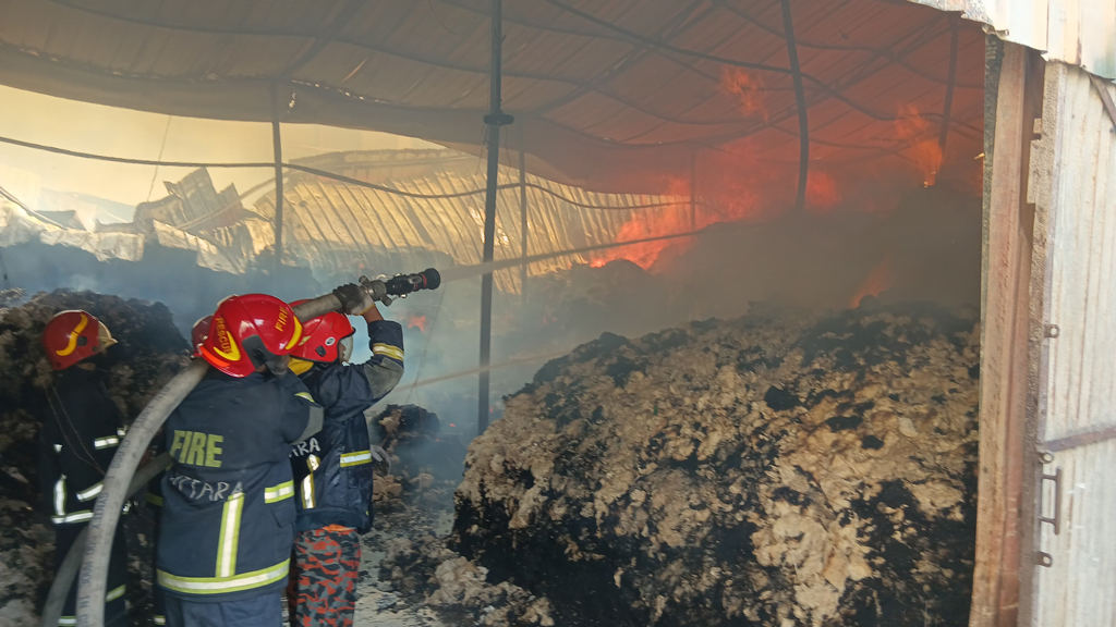 টঙ্গীতে তুলার গুদামে আগুন, নিয়ন্ত্রণে সাত ইউনিট