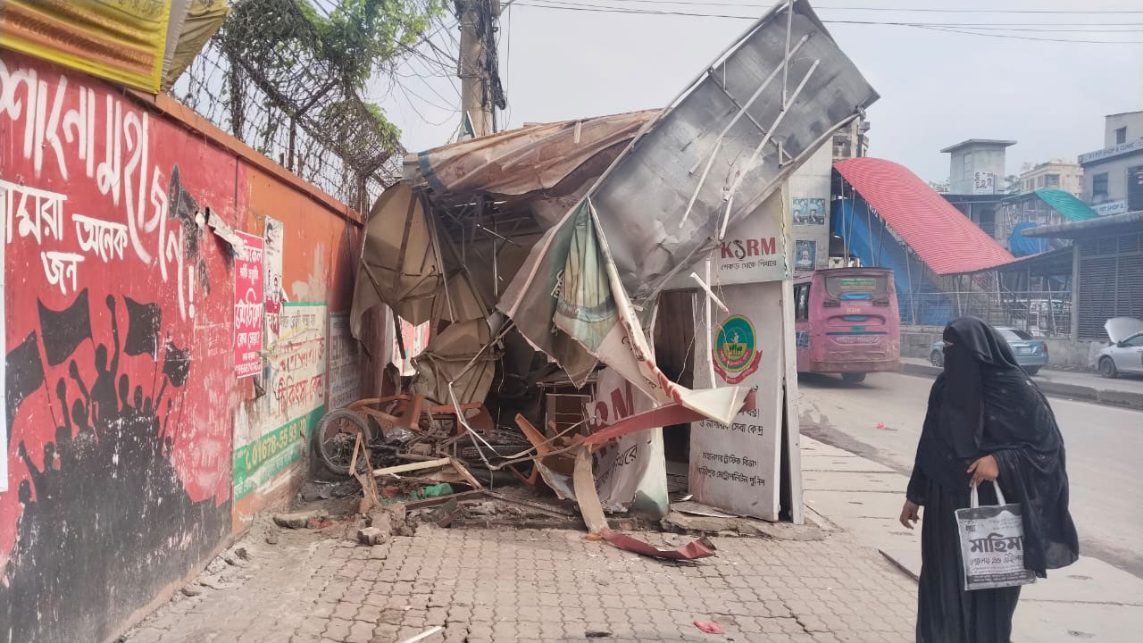 টঙ্গীতে পুলিশ বক্সে ঢুকে গেল ট্রাক, ২ পুলিশ সদস্য আহত