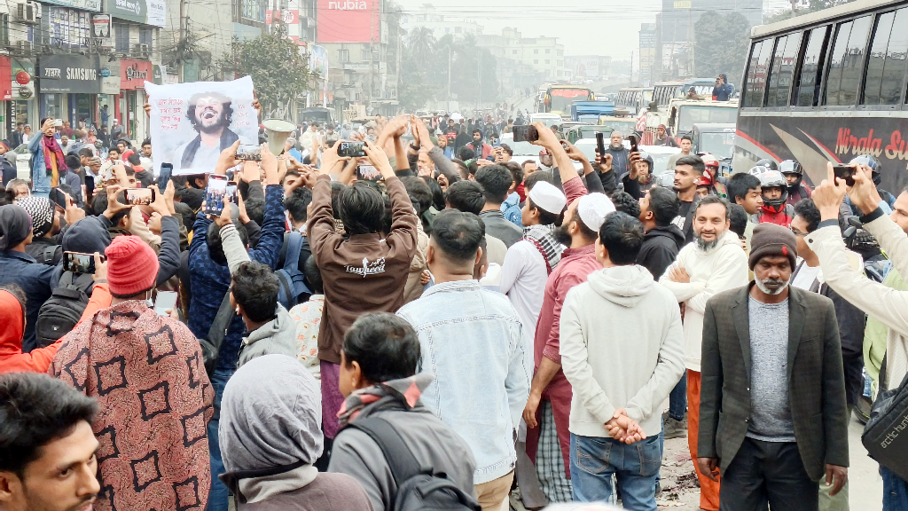 ‎হাদি হত্যার বিচারের দাবিতে টঙ্গীতে মহাসড়ক অবরোধ, বিক্ষোভ