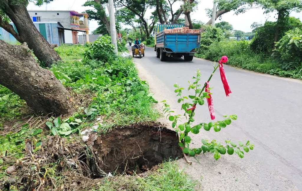 টঙ্গিবাড়ীর সড়কে গর্ত, বাড়ছে দুর্ঘটনার শঙ্কা