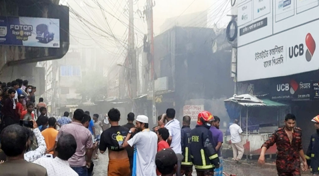 টঙ্গীতে কেমিক্যাল গুদামে আগুন, নেভাতে গিয়ে ফায়ার সার্ভিসের ৫ কর্মীসহ দগ্ধ ৬