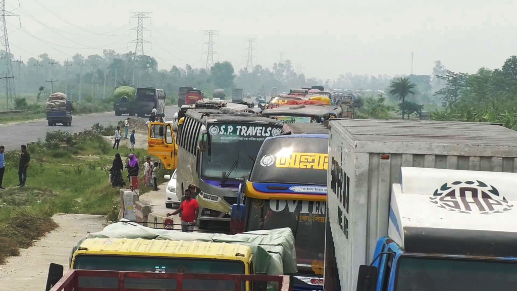ঢাকা-টাঙ্গাইল-যমুনা সেতু মহাসড়কে ১৭ কিলোমিটারজুড়ে যানজট