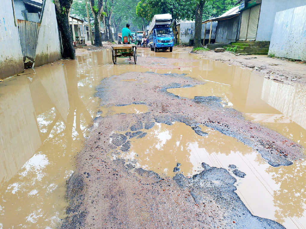 খানাখন্দে মরণফাঁদ, যেন নরকের রাস্তা