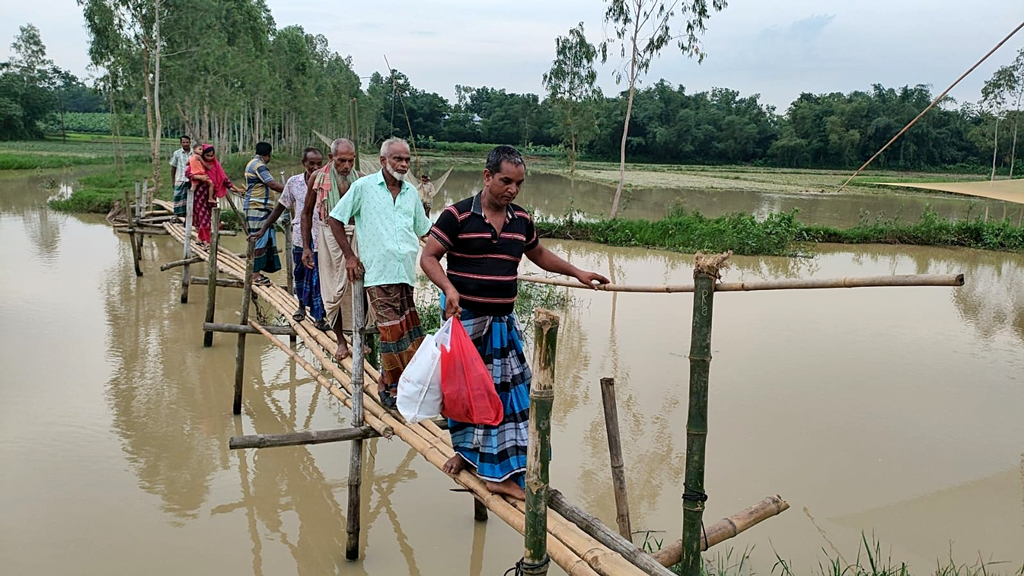সখীপুরে সরু বাঁশের সাঁকোতেই পারাপার দুই গ্রামের মানুষের