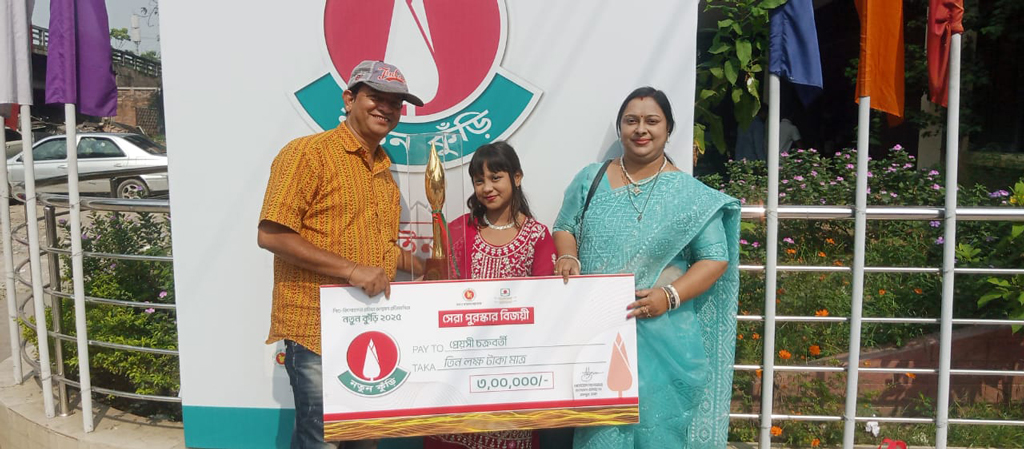 মা-বাবার সঙ্গে নতুন কুঁড়ির দেশসেরা সংগীতশিল্পী প্রেয়সী চক্রবর্তী। ছবি: সংগৃহীত