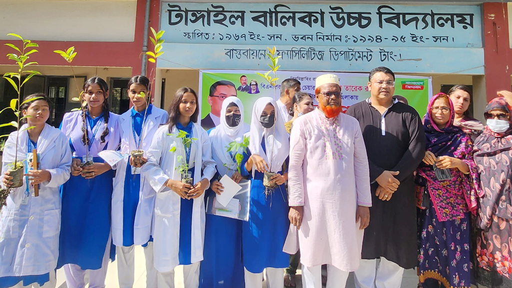 টাঙ্গাইলে বিএনপি নেতা প্লেটোর বৃক্ষরোপণ