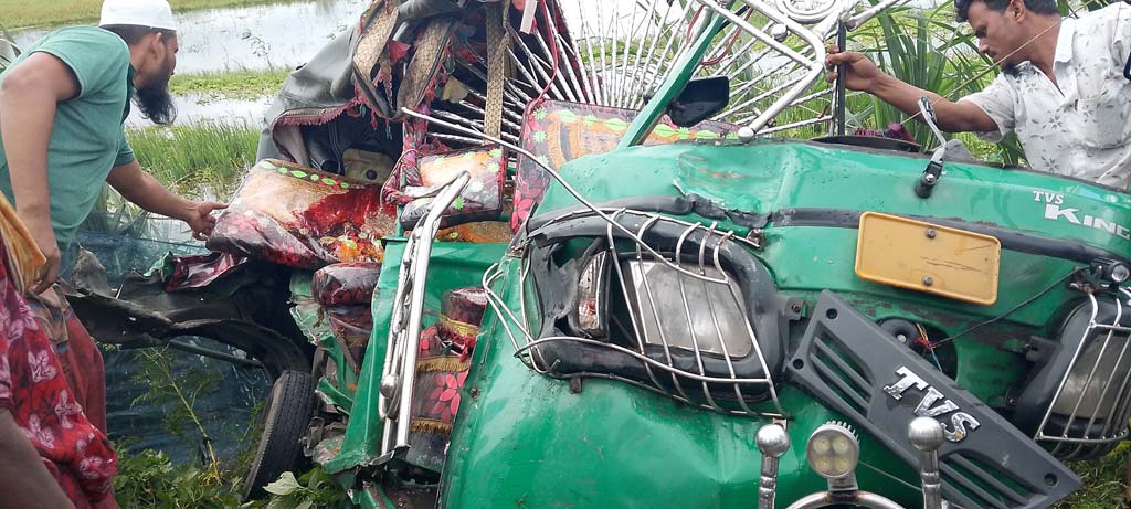 টাঙ্গাইলে বাসচাপায় অটোরিকশা দুমড়েমুচড়ে ৩ আরোহী নিহত