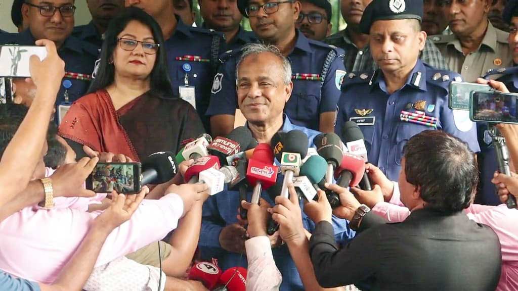 মব কঠোর হস্তে দমনের চেষ্টা করে যাচ্ছি: স্বরাষ্ট্র উপদেষ্টা