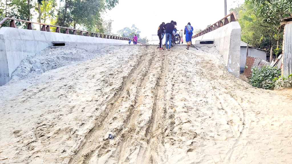 টাঙ্গাইলের গোপালপুর: উপকারে আসছে না ১৭ কোটি টাকার সেতু