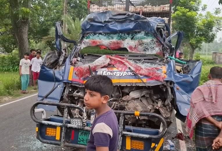 সখীপুরে বাঁশবোঝাই ট্রাকের পেছনে পিকআপের ধাক্কা, নিহত ৪