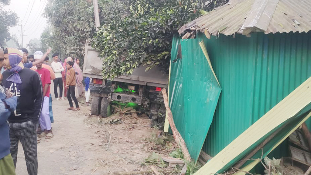 মাটিবোঝাই ট্রাক ঢুকল ঘরে, চাপা পড়ে ঘুমন্ত বৃদ্ধ নিহত