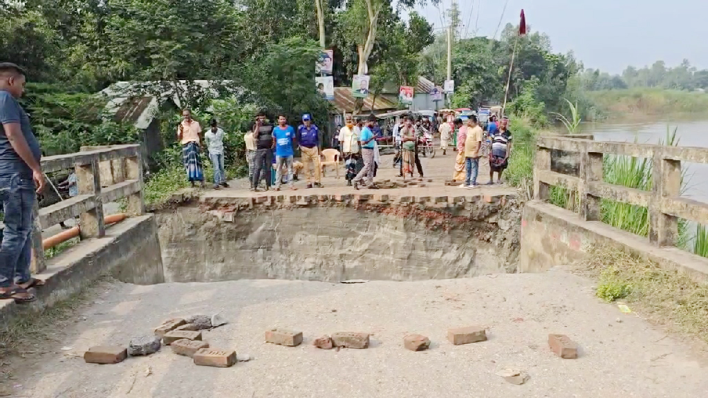 টাঙ্গাইলে ব্রিজের অ্যাপ্রোচ সড়ক ভেঙে লক্ষাধিক মানুষের ভোগান্তি
