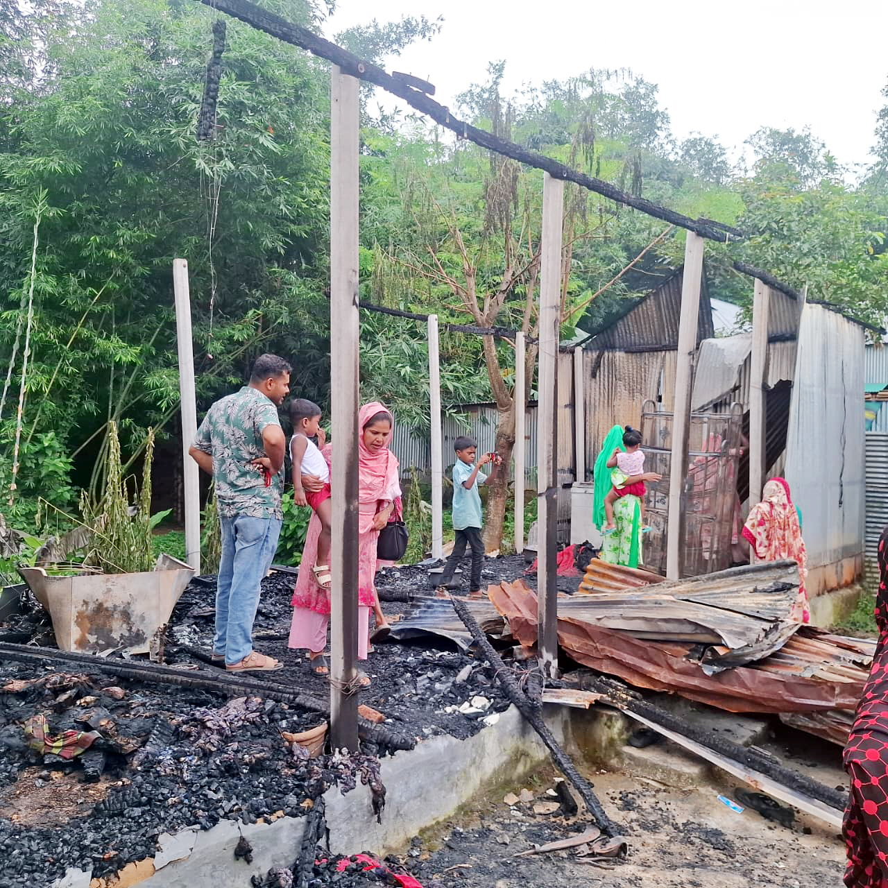 ঘুমন্ত দম্পতিকে ঘরে আটকে আগুন দেওয়ার অভিযোগ
