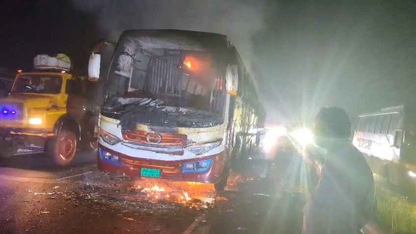 টাঙ্গাইলে চলন্ত বাসে আগুন, অল্পের জন্য রক্ষা পেলেন যাত্রীরা